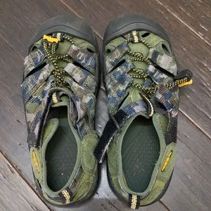 ❤️ - Keens size 12/13? Army camo green boy